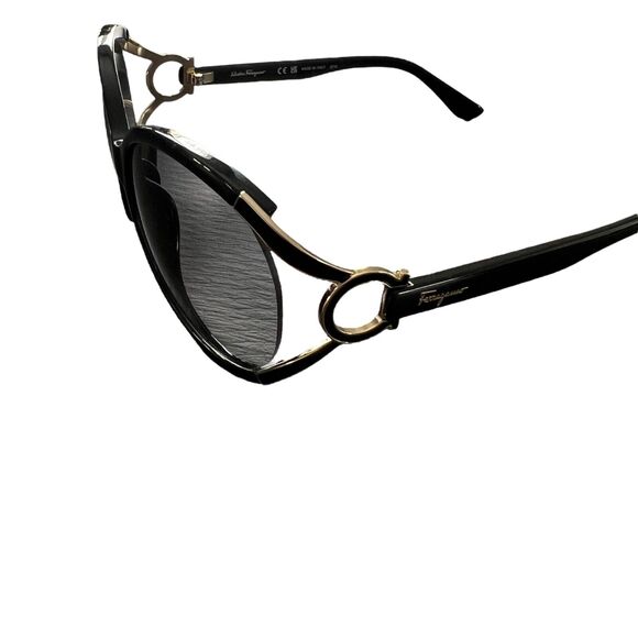 SALVATORE FERRAGAMO SF600S 61mm Oversized Sunglasses in Black/ Grey Gradient - Picture 4 of 9